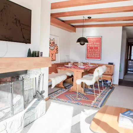 Sunny 3-bedroom With Mountain Views Διαμέρισμα